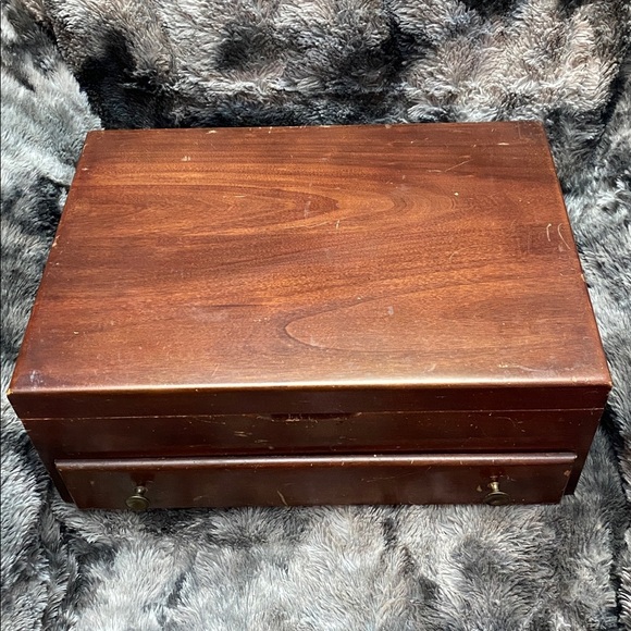 Nobility Vintage Wooden cutlery box with burgundy Velvet like Interior - Picture 2 of 16